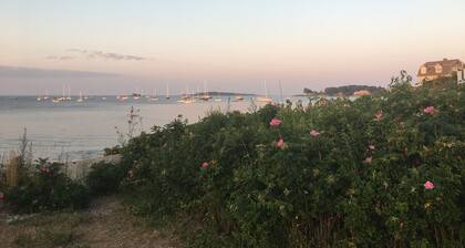 Un traje del segundo piso frente a UNE, Biddeford Pool, Southern Maine Beac