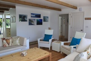 Smart-TV, Kamin, DVD-Player, Bücher