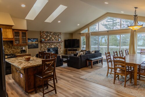 Luxurious 3700 Sq Ft. 5 Bedroom Home With Stunning Mountain Views 