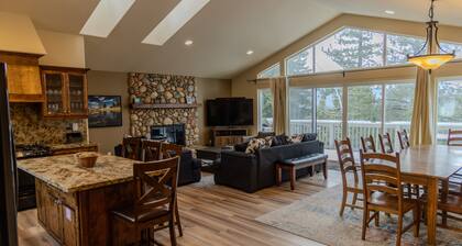 Luxurious 3700 Sq Ft. 5 Bedroom Home With Stunning Mountain Views