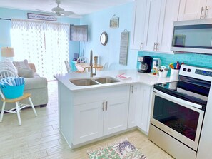 Kjøleskap, mikrobølgeovn, ovn og kokeplater