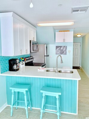 Kjøleskap, mikrobølgeovn, ovn og kokeplater