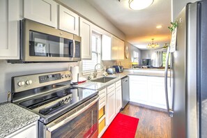 Fridge, microwave, stovetop, dishwasher - Cozy Pointe Royale Condo ~ 4 Mi to Table Rock Lake (Branson)