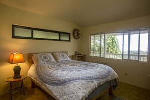 11 bedrooms, iron/ironing board, travel cot, free WiFi - Forest Retreat Eco-Lodge - 24 acres of private land.  (Honokaa)