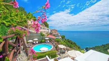 Piscina all'aperto, una piscina riscaldata, lettini