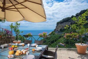 Outdoor dining - Amalfi Coast Villa Knight (Amalfi)