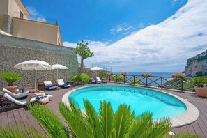 Ulkouima-allas, lämmitetty uima-allas, aurinkotuoleja