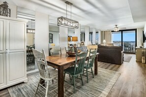 Dining - OPEN CONCEPT FLOOR PLAN, LARGER THAN A STANDARD 1 BEDROOM! 1 FREE BEACH CHAIR SE (Destin)