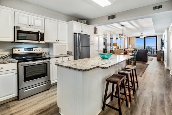 Fridge, microwave, oven, dishwasher - OPEN CONCEPT FLOOR PLAN, LARGER THAN A STANDARD 1 BEDROOM! 1 FREE BEACH CHAIR SE (Destin)