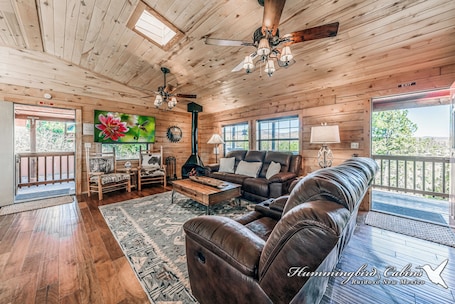 スマートテレビ、暖炉、DVD プレーヤー. Cabin on the Mountain K9 Friendly | Forest Hideaway w/ Hot Tub & Starry Skies