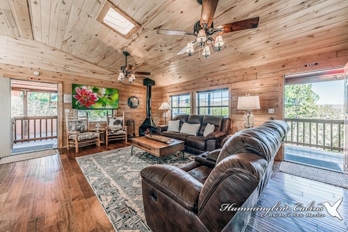 Cabin on the Mountain: 'Abundant Wildlife' with great view and Hot tub. Pet friendly.