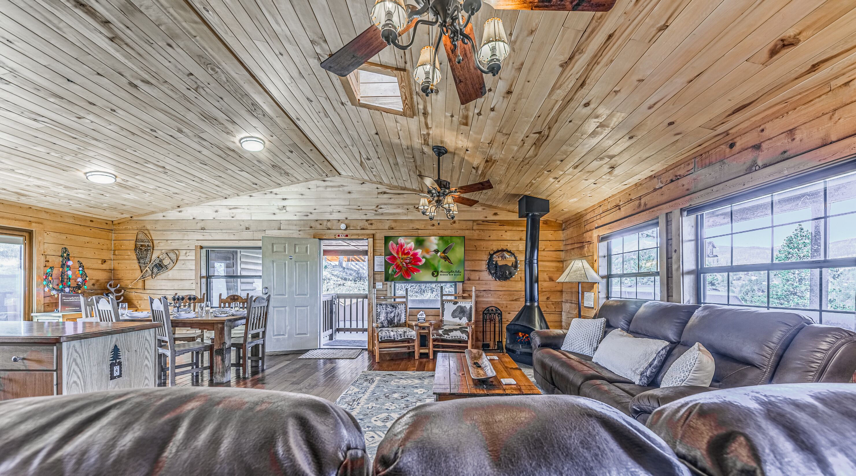 Smart TV, chimenea y reproductor de DVD 