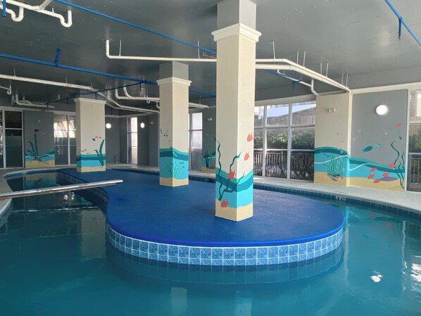 Una piscina cubierta, una piscina al aire libre