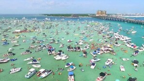 Un port de plaisance bondé, où l’on pouvait voir de nombreux bateaux et yachts.