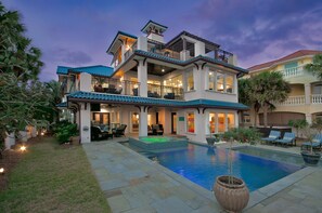 Alberca al aire libre y alberca climatizada