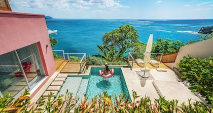 Villa Fugata Flamingo Nueva casa de lujo, encaramada en una colina sobre el Océano Pacífico