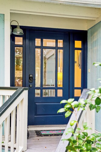 Beautiful cottage on lagoon,walk to beach, great for couples or families