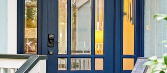 Beautiful cottage on lagoon,walk to beach, great for couples or families