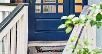 Beautiful cottage on lagoon,walk to beach, great for couples or families