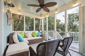 Smart-TV, DVD-Player, Bücher, Musikbibliothek