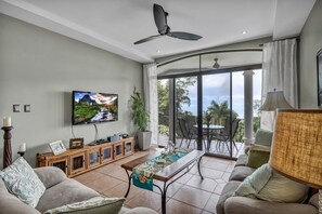 Una Smart TV, un reproductor de DVD, una mesa de tenis de mesa, libros