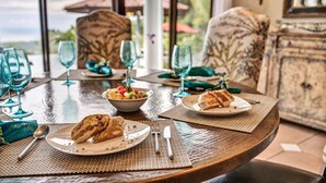 Une table à manger avec des assiettes remplies de nourriture, des verres et des couverts.