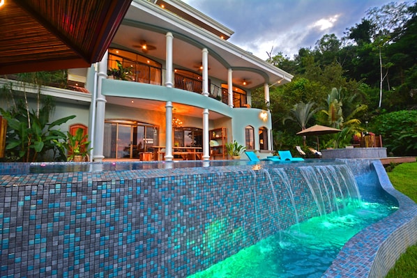 حمّام سباحة خارجي