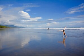 Vlak bij het strand, ligstoelen aan het strand, strandlakens
