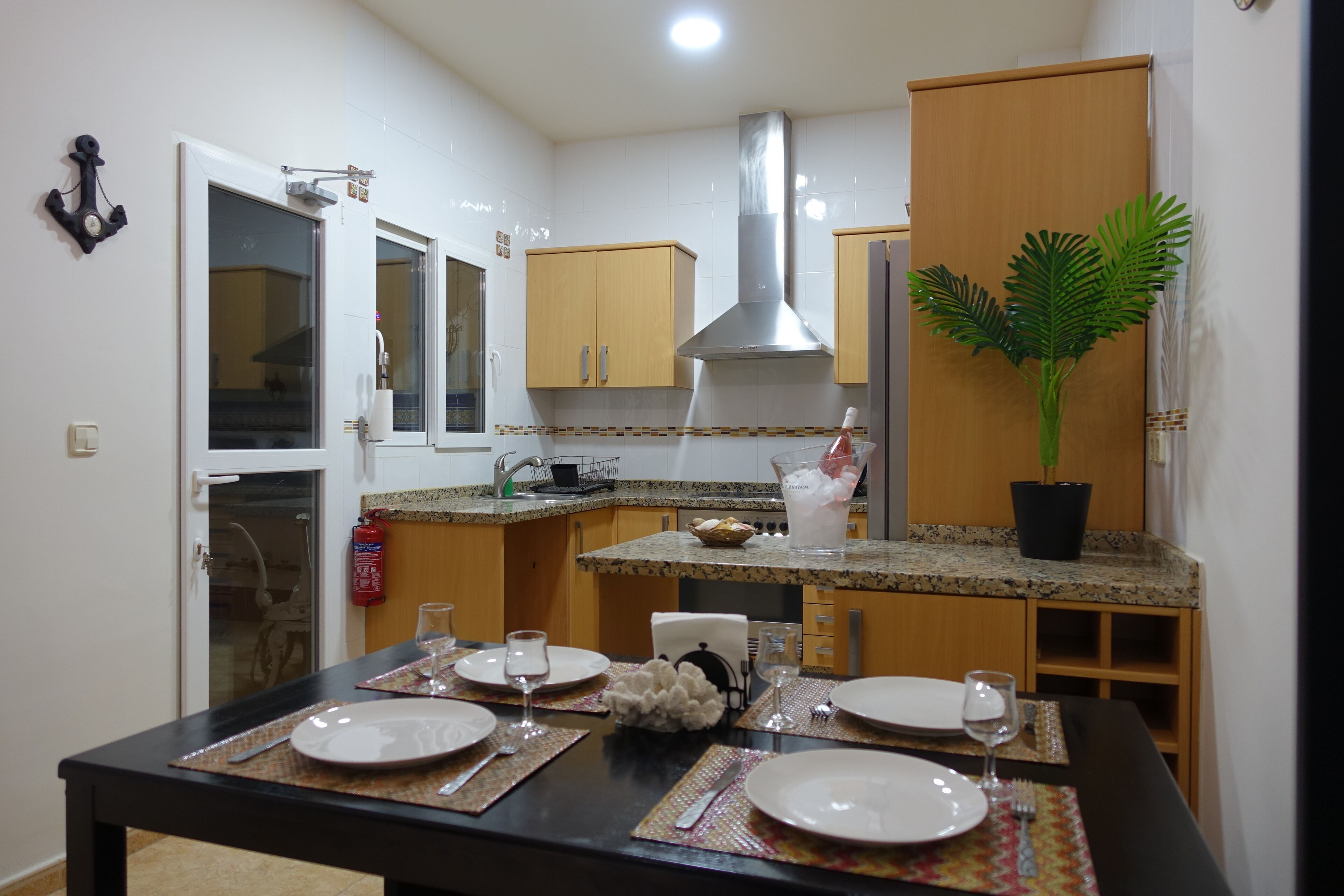 冷蔵庫、電子レンジ、オーブン、コンロ