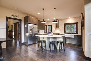 Microwave, dishwasher, coffee/tea maker, cookware/dishes/utensils - Suncadia Nelson Preserve Farmhouse Cabin with MIL, Huge Firepit and Hot Tub (Cle Elum)