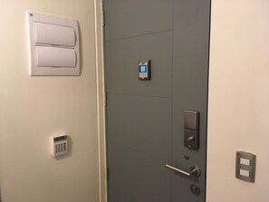 Economy Apartment, 1 Queen Bed, Accessible, Private Bathroom | Individually decorated, soundproofing, iron/ironing board, free WiFi - Moneda Express Apart (Santiago)