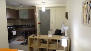 Economy Apartment, 1 Queen Bed, Accessible, Private Bathroom | Living room | Flat-screen TV - Moneda Express Apart (Santiago)
