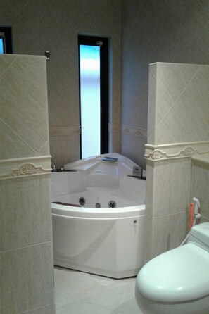 3- Bedroom Private Pool Villa | ห้องน้ำ | อ่างอาบน้ำแบบหัวเจ็ต, ของใช้ในห้องน้ำฟรี, ผ้าเช็ดตัว