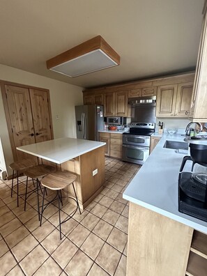 Kjøleskap, mikrobølgeovn, ovn og kokeplater