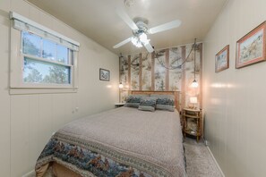2 bedrooms, iron/ironing board, free WiFi, bed sheets - Happy Days Inn: 'Cozy Comfort!' With hot tub. Pet friendly. (Ruidoso)
