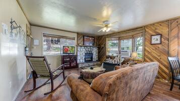 Una Smart TV, una chimenea, un reproductor de DVD