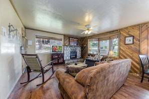 TV connectée, cheminée, lecteur de DVD