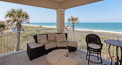 Gorgeous Oceanfront 3Bedroom Away From The Hustle and Bustle