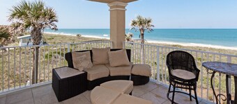 Gorgeous Oceanfront 3Bedroom Away From The Hustle and Bustle
