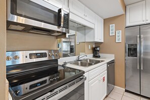 Fridge, microwave, oven, dishwasher - Enjoy morning coffee watching the Destin fishing fleet! One free beach chair set (Destin)