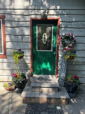 Exterior detail - Charming little home near downtown Anchorage (Anchorage)