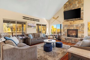 Televisión y chimenea 