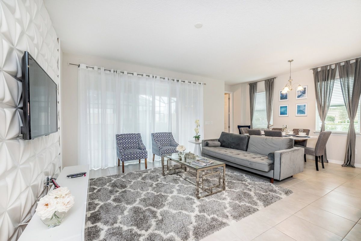 - Sublime living area of the apartment in Kissimmee - Cosy sofas - Elegantly decored living area - Large bright windows of the living area with Mesmerizing views - Beautifully tile furnished floor - Availability of TV and Netflix