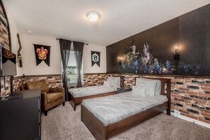 5 bedrooms, desk, iron/ironing board, travel cot - Beautiful Townhome w/Splash Pool! *great location across from clubhouse* (Kissimmee)