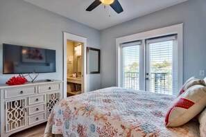 4 bedrooms, iron/ironing board, free WiFi, bed sheets - Overlooks Lagoon Pool - 4 Bikes-New Reno-Elevator (Panama City Beach)