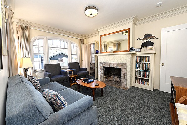 TV - 316CA Upper: Cute Upper Half of Duplex Home, Close to the Beach, WIFI - 316 Cata (Avalon)