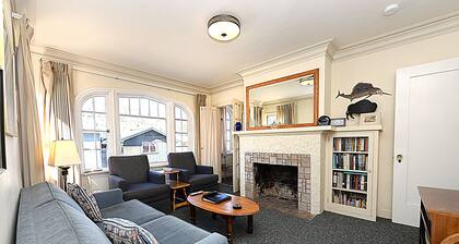 316CA Upper: Cute Upper Half of Duplex Home, Close to the Beach, WIFI - 316 Cata
