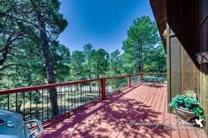 Outdoor dining - Lazy Moose Lodge: 'Perfect place to spend lazy dayz!' Pet Friendly. (Ruidoso)