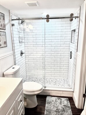 Combined shower/tub, hair dryer, towels - Ocean Front 2/2 Condo,OCEAN FRONT/MARINA VIEW,Tavernier/Key Largo Fl. Fla.Keys (Tavernier)