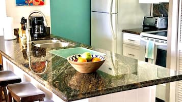 Een koelkast, een magnetron, een oven, een kookplaat